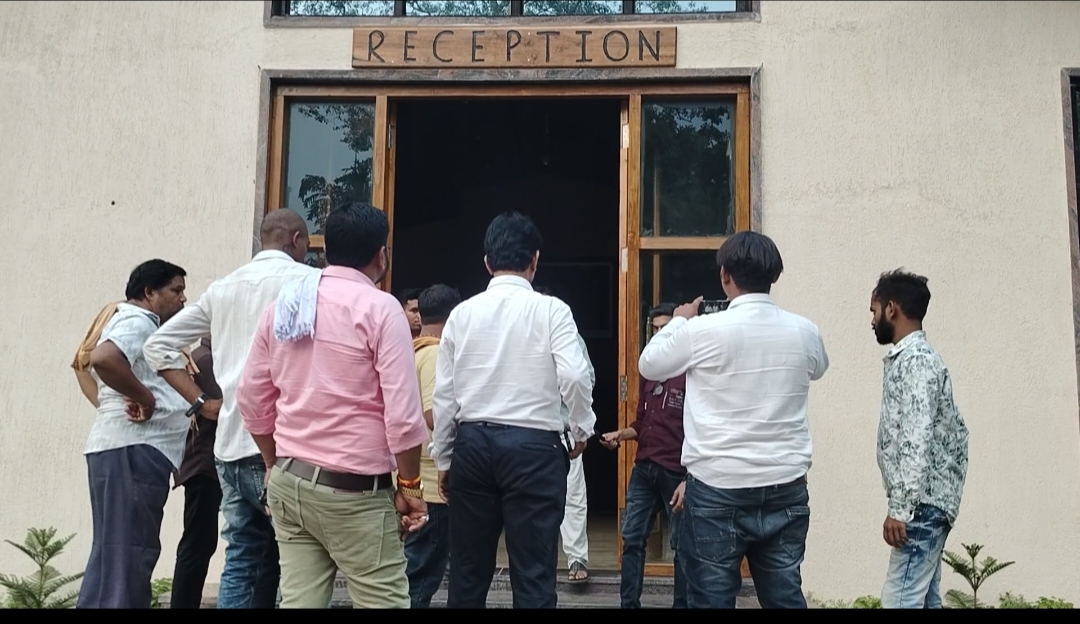 बारनवापारा वाइल्डलाइफ सेंचुरी रिसॉर्ट (रिसेप्शन) के बाहर जनाक्रोश